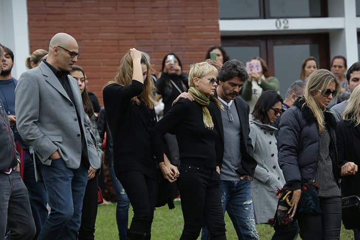 Xuxa se despede do irmão em enterro no Rio de Janeiro; confira