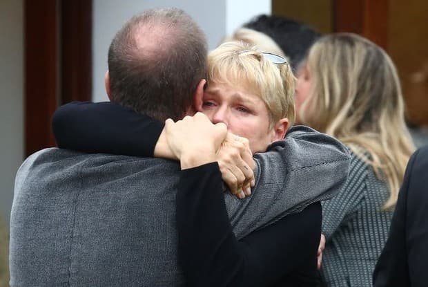 Abatida, Xuxa comparece ao velório e enterro de seu irmão