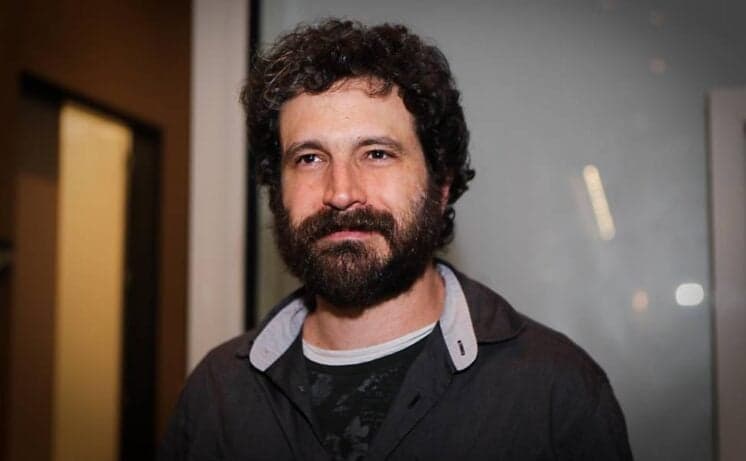 Caco Ciocler viverá médico em nova série da Universal