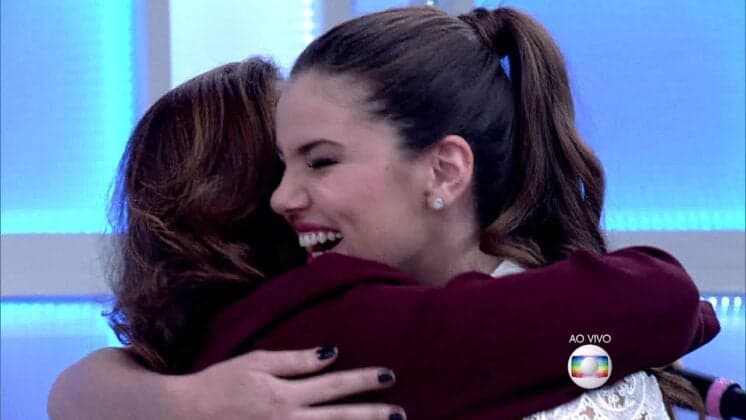 No palco do "Encontro", Camila Queiroz descobre qual atriz será sua mãe na ficção