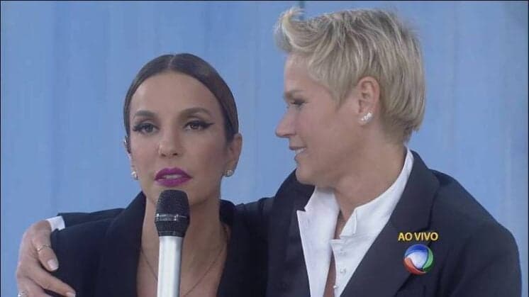 Ivete Sangalo participa do programa da Xuxa, cai em pegadinha e bate em ator