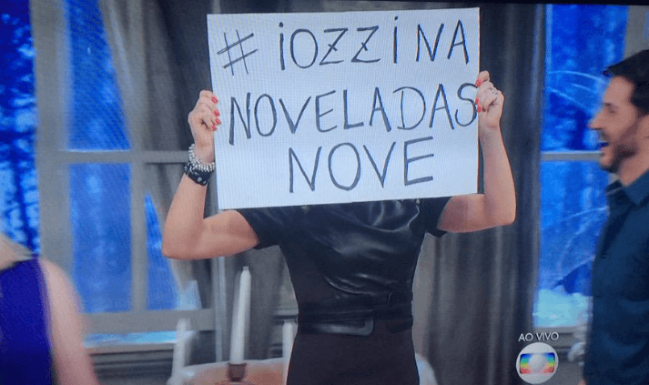 No "Tomara que Caia", Mônica Iozzi faz campanha para atuar em novela das nove e Boninho invade palco do programa
