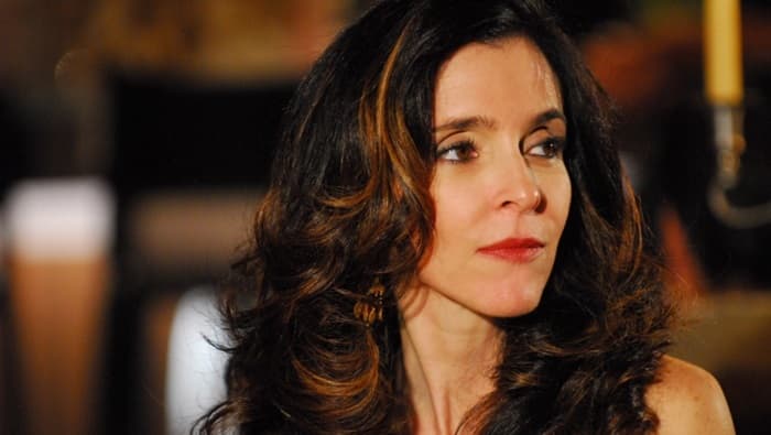 "A Regra do Jogo": Personagem misteriosa de Deborah Evelyn aparece em missa de sua morte