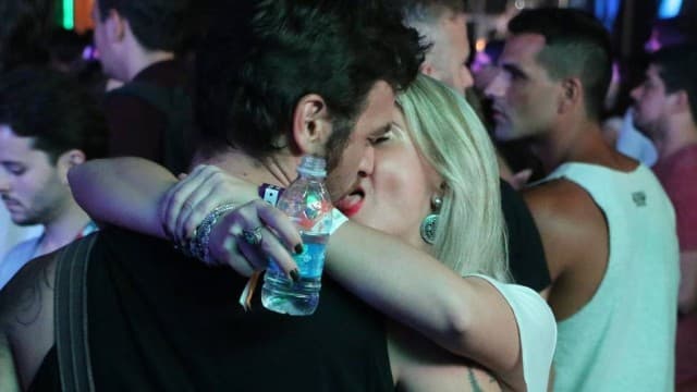 Rock in Rio: Emilio Dantas beija loira perto de Gisele Itiê, sua ex-mulher