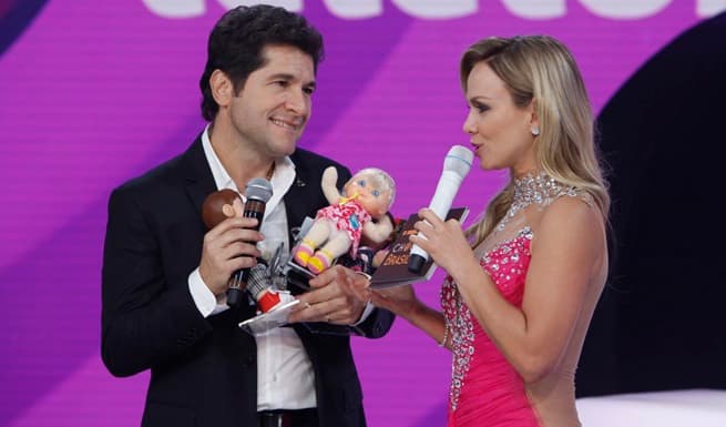 Daniel vai ao SBT fazer abertura do "Teleton" e recebe homenagem de Eliana