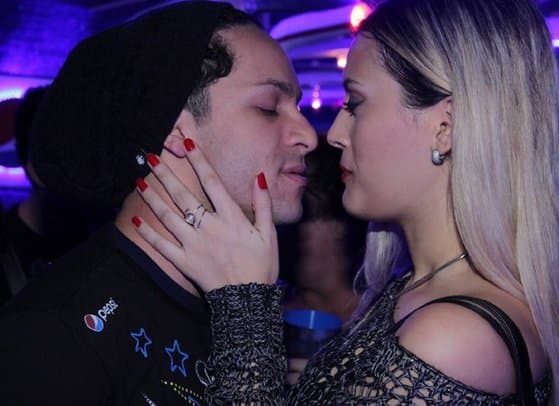 Rainer Cadete, o Visky de "Verdades Secretas", curte noite do Rock in Rio aos beijos