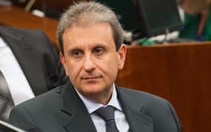Alberto Youssef assiste "Jornal Nacional" dentro da prisão