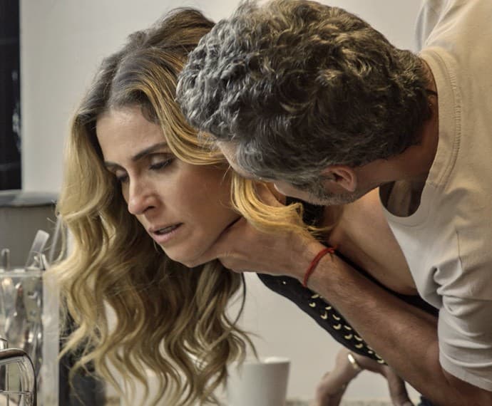 Em "A Regra do Jogo", Romero acaba na cama com Atena por 60 mil