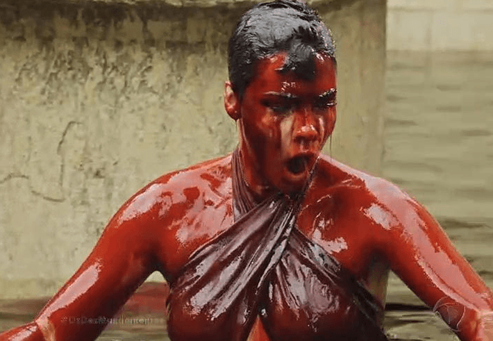 Camila Rodrigues revela como gravou cena do "banho de sangue" em "Os Dez Mandamentos": “Fiquei manchada por quase uma semana”