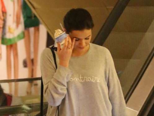 Bruna Marquezine tenta evitar flagra de paparazzi durante passeio no RJ