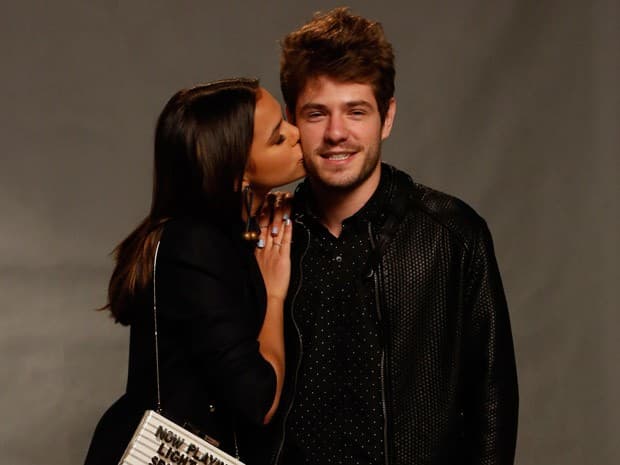 Pela terceira vez, Bruna Marquezine e Maurício Destri se beijam no Rock in Rio