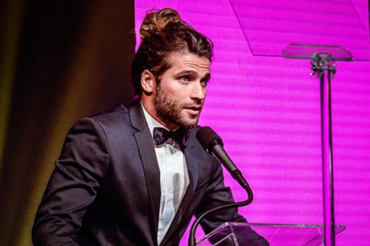 Bruno Gagliasso aparece de coque e chama atenção em evento