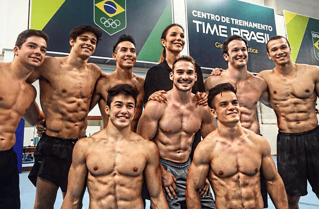 Ivete Sangalo aparece em foto cercada de sarados sem camisa