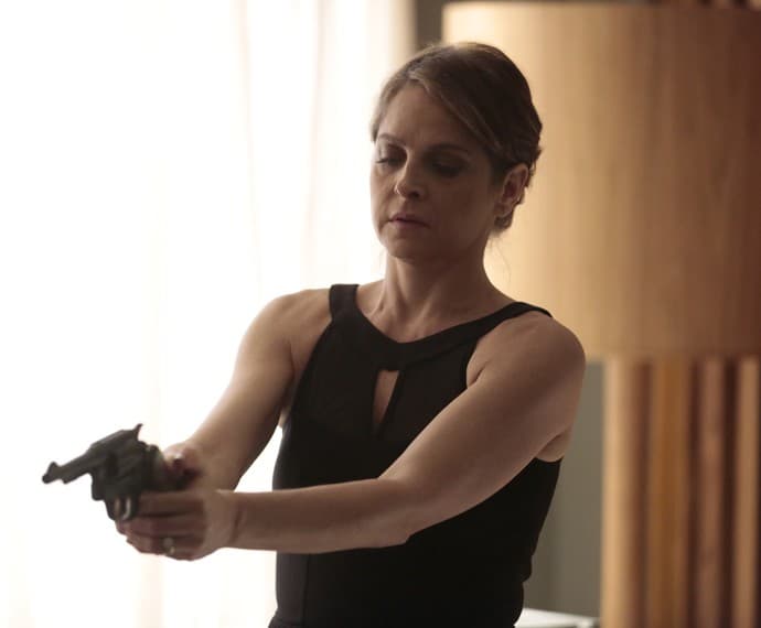 "Verdades Secretas": Irritada com Alex, Carolina de descontrola e saca arma