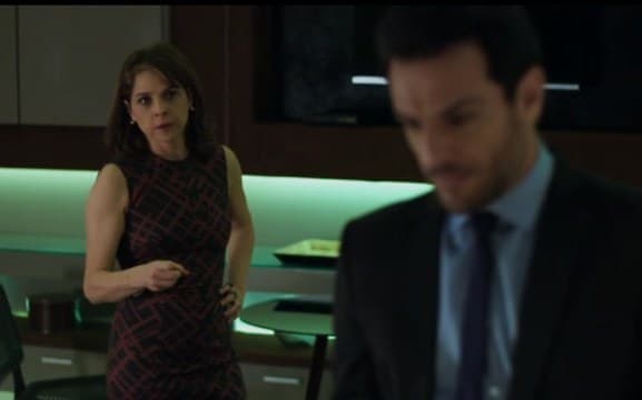 "Tá com mau hálito. Não me beija", diz Alex para Carolina em "Verdades Secretas"