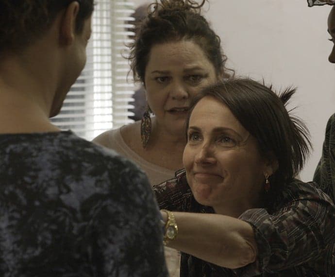 "Verdades Secretas: Mãe de Larissa vira faxineira na agência de Fanny; confira o resumo do capítulo desta segunda-feira (30)