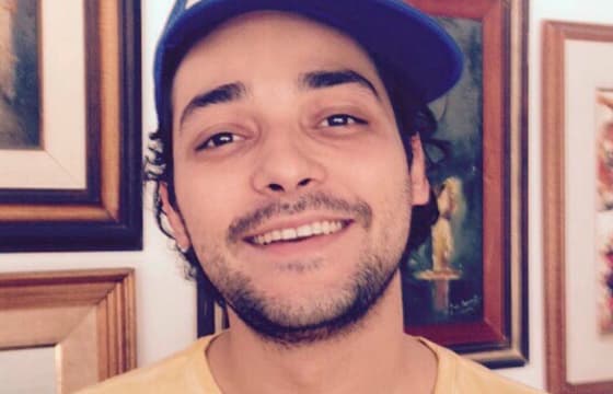 Após polêmica, Eduardo Sterblitch reaparece sorridente em foto