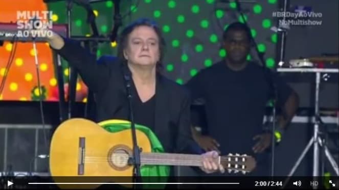 Fábio Júnior critica governo e é aplaudido pelo público, que xinga a presidente
