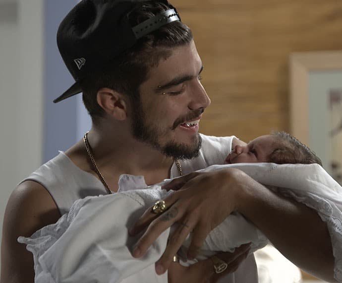 "I Love Paraisópolis": Grego se emociona ao segurar filha de Margot: "Ela é linda"