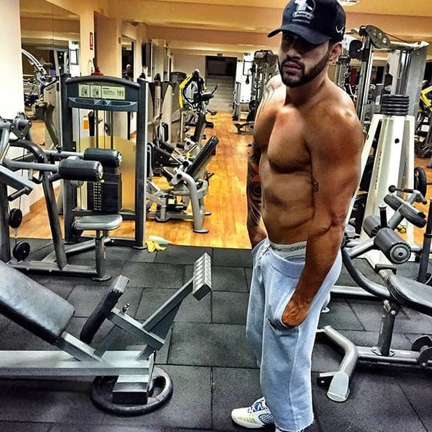 Gusttavo Lima posa sem camisa e é criticado: "Gordo"