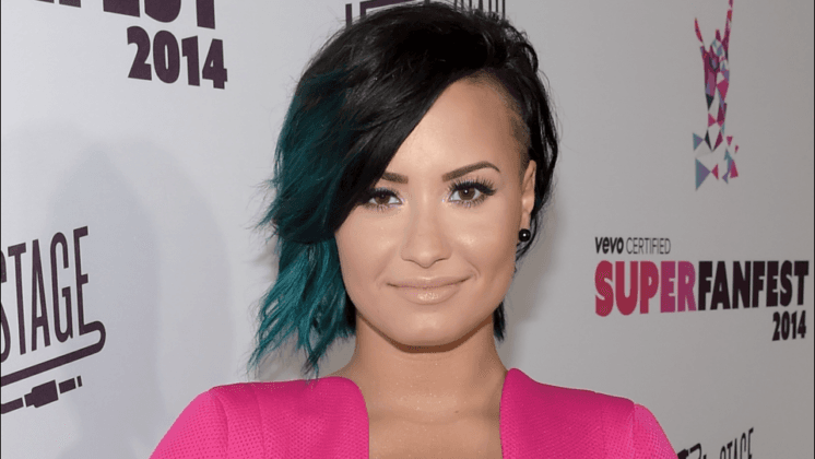 "Nada de errado em experimentar", dispara Demi Lovato sobre caso com mulher