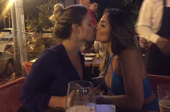 Ex-BBBs Natalia Casassola e Anamara são vistas aos beijos em restaurante