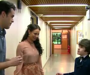Joaquim Lopes fica sem graça com "invasão" de Paola Oliveira em entrevista