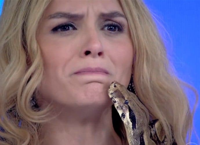 Monica Iozzi menciona "Jornal Nacional" no Twitter e dispara: "Acho a mídia tendenciosa"
