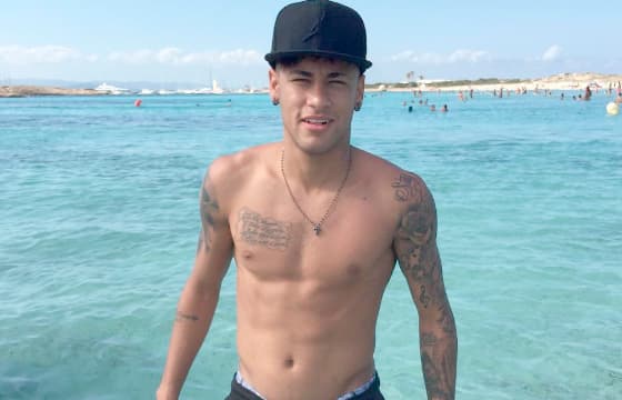 Neymar deixa restaurante com loira misteriosa