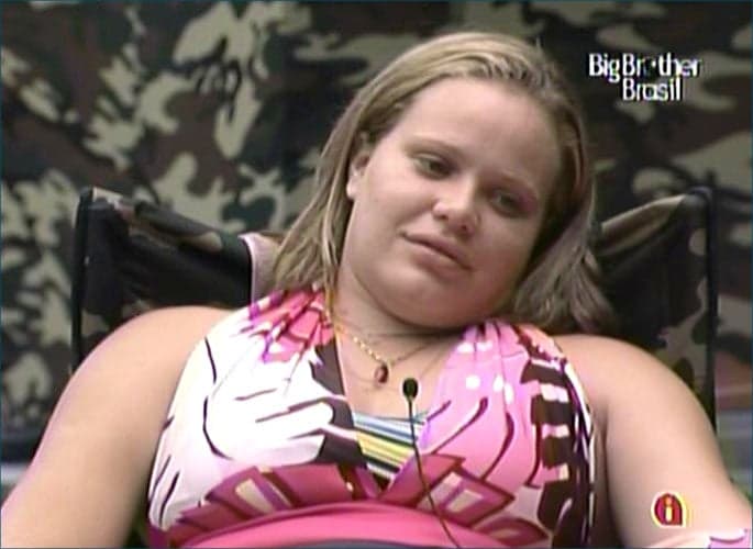 Cintura de ex-“BBB” Paulinha Leite chama atenção nas redes sociais