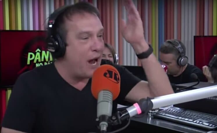 Emílio Surita se irrita com garotas de programa durante entrevista no rádio: "Vai pra p... que pariu!"