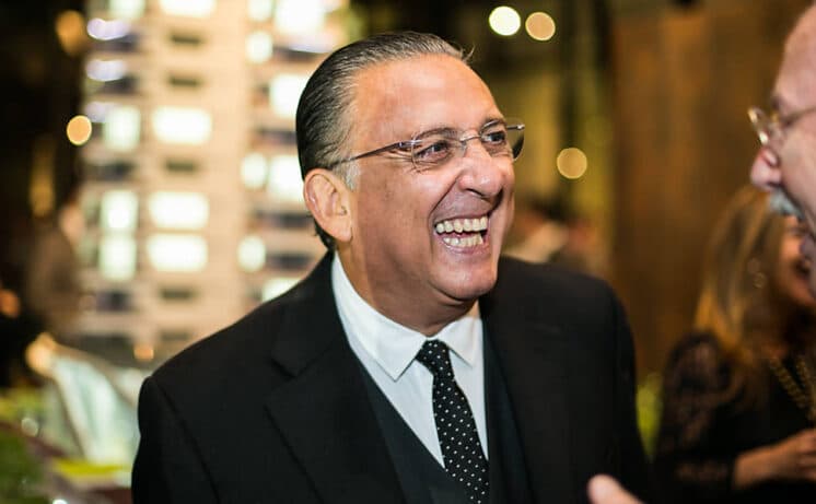 Galvão Bueno ataca de DJ em balada luxosa da França
