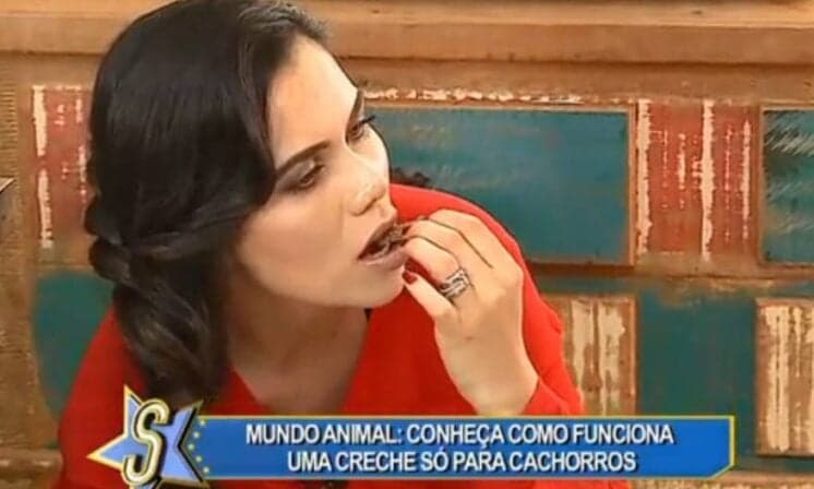 Daniela Albuquerque experimenta comida de cachorro em seu novo programa