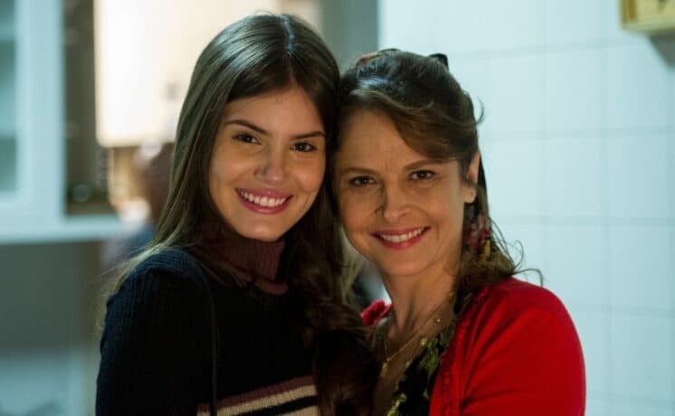 Camila Queiroz se emociona com saída de Drica Moraes de "Verdades Secretas"