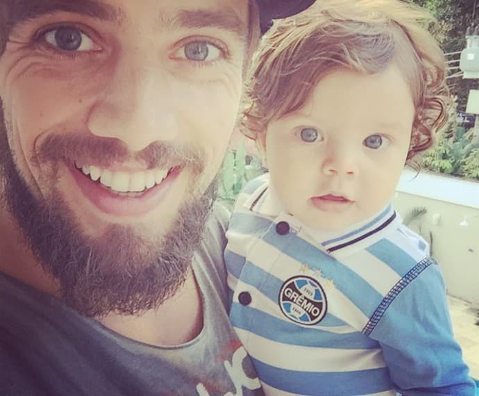 Rafael Cardoso diz que filha o reconhece na TV: "Procura atrás da televisão"