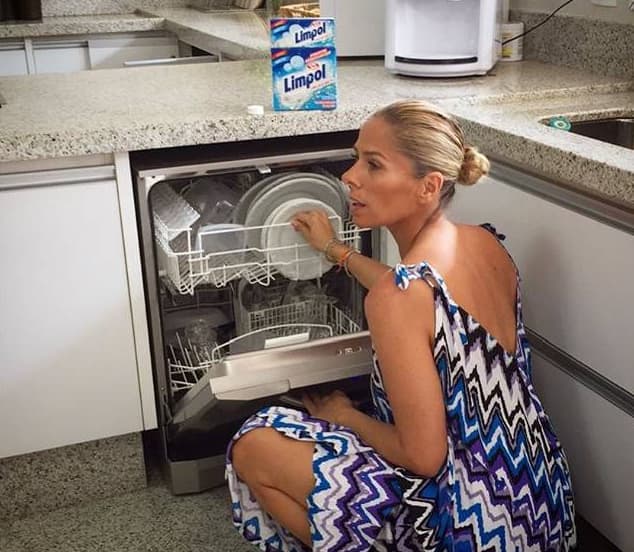 Adriane Galisteu vira piada ao postar foto patrocinada nas redes sociais