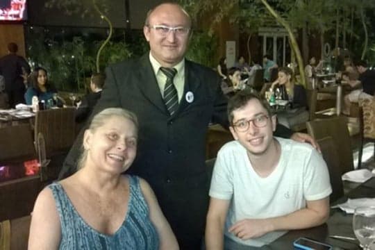 Vera Fischer dispensa maquiagem e aparece diferente em restaurante