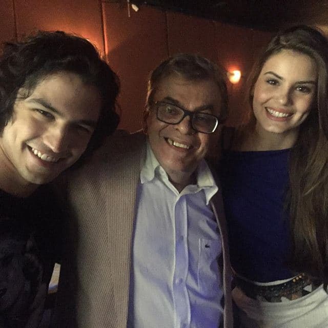 Elenco se reúne em casa noturna para assistir último capítulo de "Verdades Secretas"