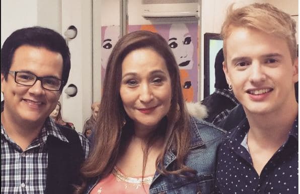 Aaron Racanicchi está no “A Tarde é Sua” comentando as últimas da TV, assista!