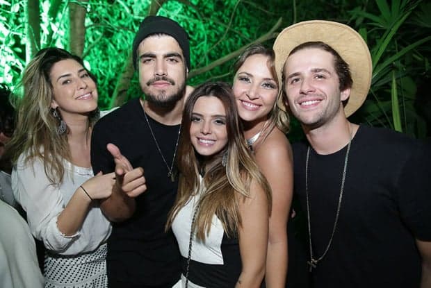 Caio Castro faz pouco caso dos colegas de elenco em evento