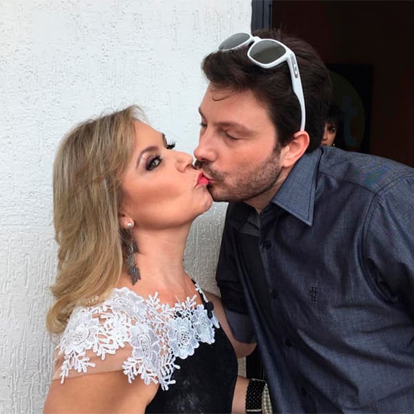 Flor ganha beijo de Danilo Gentili em bastidores do SBT