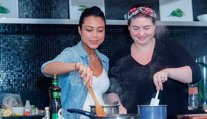 Izabel e Sabrina do "Masterchef" da Band lançam programa de culinária