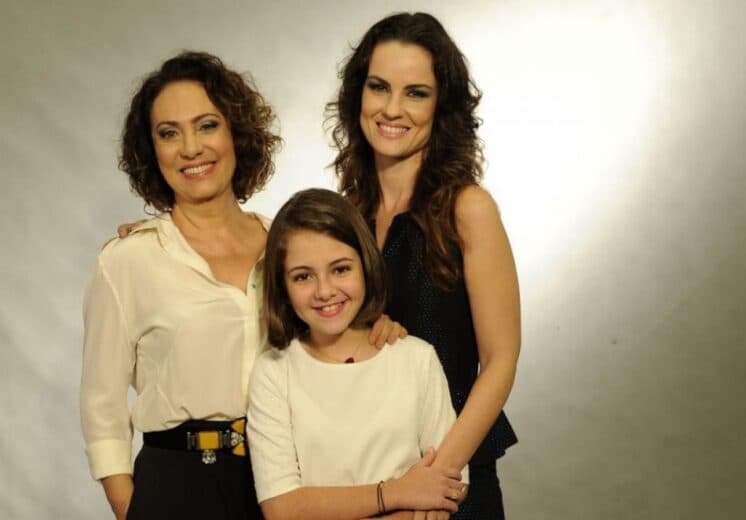 Carolina Kasting comemora nova parceria com Klara Castanho em novela