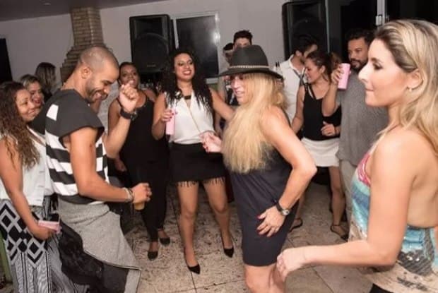 Susana Vieira cai no funk e desce até o chão em festa de Roberta Rodrigues