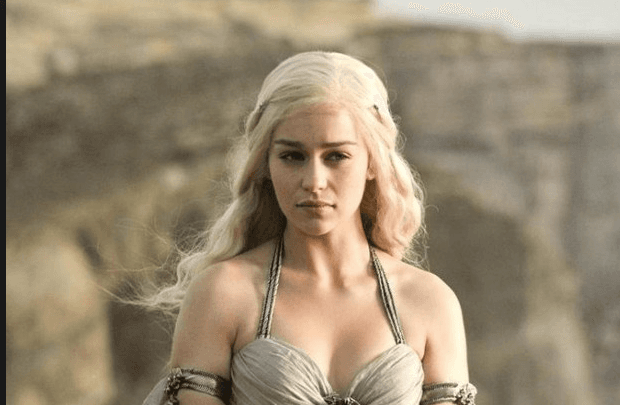 Ela foi eleita a mais sexy de 2015! Emilia Clarke, atriz de "Game of Thrones"