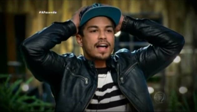 "A Fazenda 8": Douglas discute com Rebeca e chama ela de Tarzan; assista