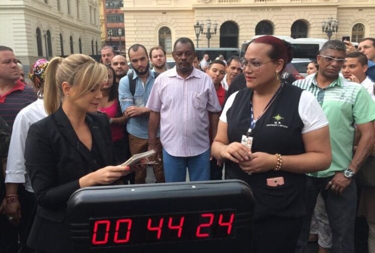 Eliana comemora 10 anos como apresentadora aos domingos distribuindo prêmios para os fãs