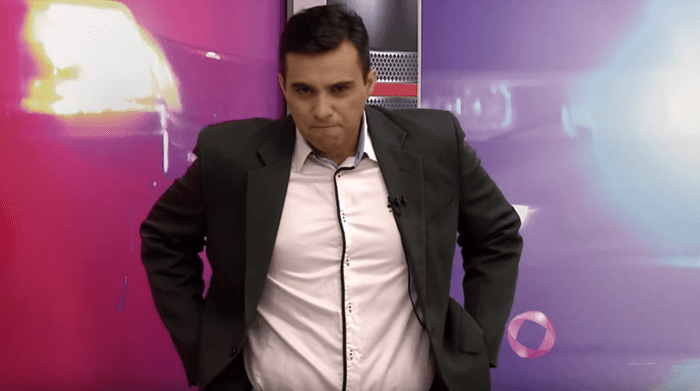 Apresentador de afiliada do SBT fica revoltado e destrói cenário ao vivo; confira vídeo