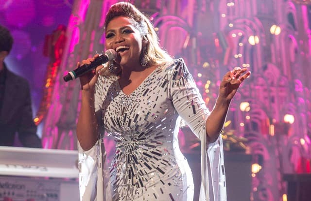 Gaby Amarantos posa com galã da Globo e dispara: "É magia que fala?"