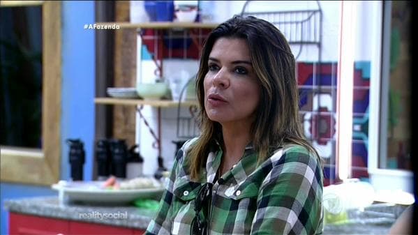 "A Fazenda 8": Mara provoca peões e Quelinah diz que vai dar soco nela; assista
